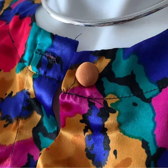 v i n t a g e :: Bold Floral Abstract Buttoned Satin Blouse - Picture 7 of 8